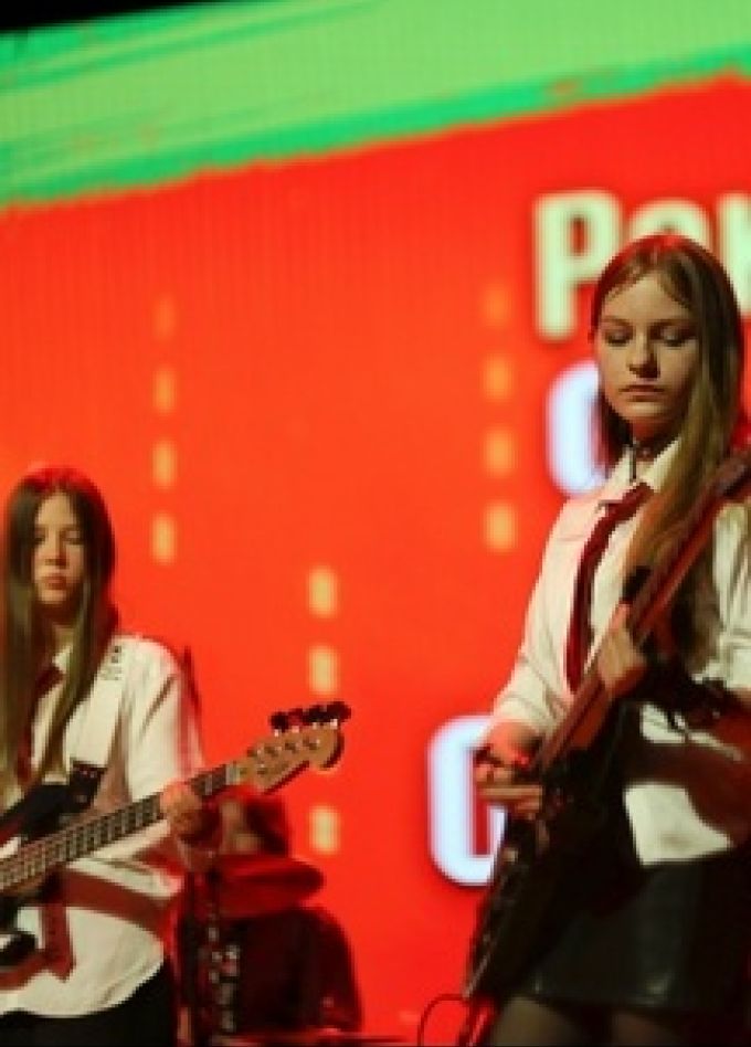 В ритме рок-н-ролла. Концерт рок-групп Школы рока